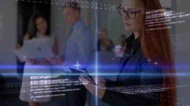 Yüzen ikili kod, kadının güvenlik öngörüsü için ofiste tabletle etkileşime girmesini sağlıyor. Siber güvenlik, veri analizi, dijital teknoloji, modern çalışma alanı, profesyonel işbirliği, yenilik, yüksek teknoloji ortamı