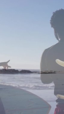 Deniz manzarası üzerinde sörf tahtası olan mutlu Afro-Amerikan çiftin animasyonu. Tatiller, tatiller ve rahatlama konsepti dijital olarak oluşturulmuş video.