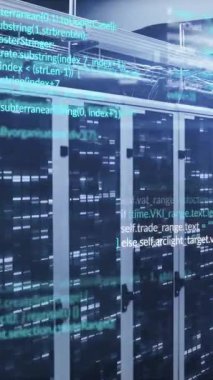 Sunucu odasında veri işleme animasyonu. küresel teknoloji ve dijital arayüz kavramı dijital olarak oluşturulmuş video.