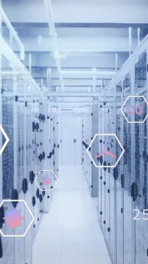 Veri sunucu raflarındaki ikili kodların üzerinde birden fazla simge ve lens parlamalarının canlandırılması. Dijital bileşik, çoklu pozlama, geri dönüşüm, zararlı, bilgisayar dili, veri merkezi ve teknoloji konsepti.