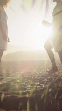 Mutlu Afro-Amerikan çifti çimenler üzerinde güneşli bir günde sahilde canlandırılıyor. Evlilik teklifi, dijital olarak üretilen video..