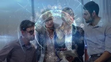 İşletme ekibi, işbirliği için veri simgeleriyle bir araya gelerek üç boyutlu dünyayı etkinleştiriyor. İşbirliği, yenilik, veri görselleştirme, takım çalışması, modern ofis, dijital teknoloji, profesyonel gelişim