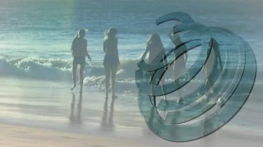 Turizm reklamı, kıyıda dört arkadaşının gezindiğini dalgaların ayak bileklerini yıkamasına izin verdiğini ve geriye çekildiğini gösteriyor. Plaj, arkadaşlık, eğlence, su, yaşam tarzı, canlılık, rahatlama.