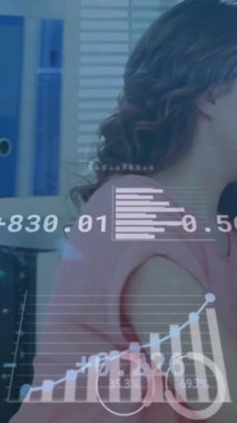 Kadın hasta ve doktor üzerinde istatistik ve veri işleme animasyonu. tıp, araştırma ve veri işleme kavramı dijital olarak oluşturulmuş video.