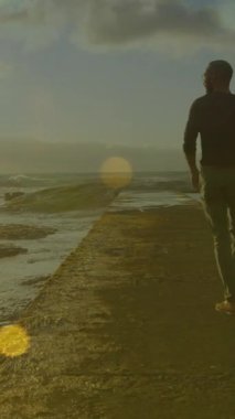 Afrika kökenli Amerikalı çiftlerin el ele tutuşmaları ve yürümeleri üzerine ışık noktalarının canlandırılması. yürüyüş günü ve dijital olarak oluşturulan video konsepti.