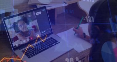 Çalışma çizelgeleri canlandırılırken konuşma baloncuklarının tetiklediği kulaklık takan sınıf arkadaşı. Eğitim, uzaktan kumanda, işbirliği, dijital, genç, odaklanmış, canlı