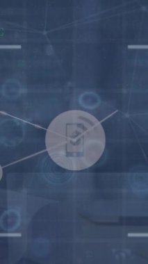 Sunucu odasındaki bağlantı ve veri işleme ağının animasyonu. küresel iş ve dijital arayüz kavramı dijital olarak oluşturulmuş video.