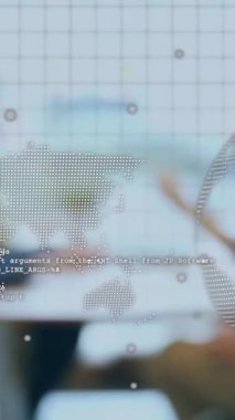 Ofiste çalışan iş adamları üzerinde dünya haritası ve veri işleme animasyonu. Küresel iş, finans ve veri işleme kavramı dijital olarak oluşturulmuş video.