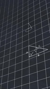 Matematiksel denklemlerin animasyonu şebeke ağının üzerinde siyah arkaplana karşı yüzüyor. Okul ve eğitim kavramı