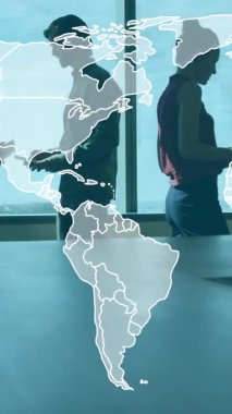 Ofisteki çeşitli iş adamlarının dünya haritasının animasyonu. İş, iletişim ve teknoloji konsepti dijital olarak oluşturulmuş video.