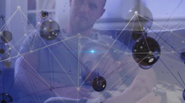 Blue Hub 'da büyüyen sanal ağ ile verileri araştıran denetleyiciye basan adam. Teknoloji, dijital, yenilik, bağlantı, fütürizm, ortam, modern