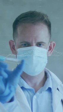 Yüz maskesi takan ve elinde şişe tutan beyaz erkek doktorun veri işleme animasyonu. Tıp, bilgisayar ve dijital arayüz kavramı dijital olarak oluşturulmuş video.