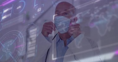 Kıdemli doktor cerrahi maskeye uzanıyor ve maske takıyor. Güvenliği sağlayan açık veriler var. Tıbbi profesyonel, fütüristik, analitik, sağlık, dijital arayüz, klinik, hassasiyet