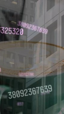 Ofis binası üzerinde finansal veri işleme animasyonu ve dizüstü bilgisayar kullanan beyaz kadın. Küresel iş, veri işleme ve dijital arayüz kavramı dijital olarak oluşturulmuş video.