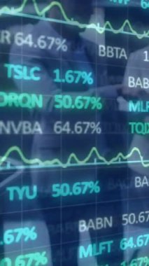 Ofisteki çeşitli iş arkadaşlarıyla ilgili finansal verilerin ve grafiklerin animasyonu. İş, finans, ekonomi ve işbirliği konsepti dijital olarak oluşturulmuş video.