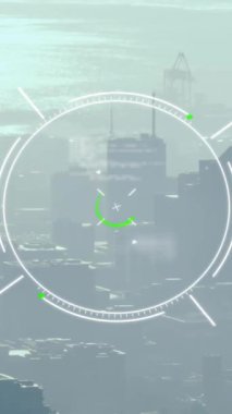 Çemberlerin, çizgilerin ve bilgisayar dilinin sislerin hava görüşü üzerindeki animasyonu modern şehri kapladı. Dijital bileşik, çoklu pozlama, kodlama, programlama dili, teknoloji ve mimari konsepti.