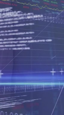 Mavi arkaplanda veri işleme ve ikili kodlama animasyonu. Küresel teknoloji, bilgisayar ve dijital arayüz kavramı dijital olarak oluşturulmuş video.