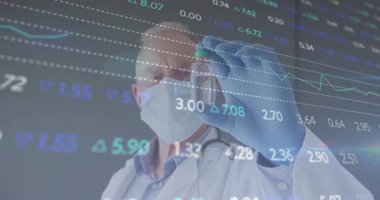 Kıdemli doktor elinde şişeyle göz seviyesine çıkarırken animasyon çizelgeleri analiz ediyor. Tıbbi, sağlık, analitik, bilimsel, dijital, profesyonel, yenilikçi