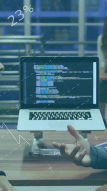 Ofiste dizüstü bilgisayarla tartışan kadın ve erkeğin istatistiksel veri işleme animasyonu. Bilgisayar arayüzü ve iş veri teknolojisi kavramı