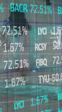 Ofiste dolaşan çeşitli meslektaşların finansal veri işleme animasyonları. Dijital olarak oluşturulan küresel iletişim, iş, kapsayıcılık, veri ve dijital arayüz kavramı.