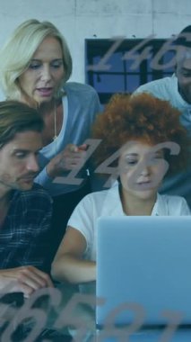 Dizüstü bilgisayar kullanan insan takımını değiştiren numaraların animasyonu. dijital arayüz küresel bağlantı ve finans konsepti dijital olarak oluşturulmuş video.