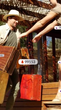 Tatilde bavul taşıyan bir çiftin sosyal medya bildirimleri. Seyahat, iletişim, tatil