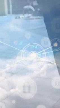 Kafkas iş adamının bulut ve bacaklarının üzerindeki bağlantı ağının animasyonu. İş, ağ, bağlantılar ve iletişim konsepti dijital olarak oluşturulmuş video.