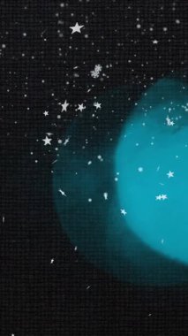 Siyah arka plana düşen kar tanelerinin animasyonu. Kış, Noel, hava durumu ve kar konsepti dijital olarak oluşturulmuş video.