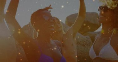 Arkadaşların gün batımında Rocky Beach Koyu 'na adım atarak ışıl ışıl dans ederek hayat tarzını yükseltiyorlar. Plaj, gün batımı, dans, yaşam tarzı, açık hava, huzur, arkadaşlık