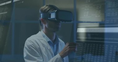 VR kulaklık takan bir araştırmacı kod akışlarını araklarken holografik şifreleme panelini etkinleştiriyor. Teknoloji, yenilik, fütüristik, siber, veri, siber güvenlik, bilim