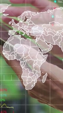 Akıllı telefon kullanan beyaz bir kadının ellerinde dünya haritası ve finansal verilerin animasyonu. Küresel iş, finans, ekonomi, ağ ve teknoloji konsepti dijital olarak oluşturulmuş video.