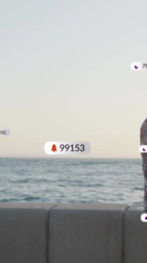 Elektrikli scooterlara binen beyaz çiftler üzerinde artan sayılara sahip birden fazla dijital simge. Sosyal medya ağı ve teknoloji kavramı