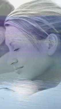 Arka planda yeşil ağaçlar çevrili huzurlu lake ile rahatlatıcı bir sırt masajı, zevk çift dijital bileşik