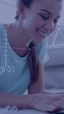 Matematiksel denklemler ve grafikler yerde dizüstü bilgisayar kullanan bir kız için. Teknoloji, eğitim, çevrimiçi öğrenme, matematik, öğrenim, bilgisayar