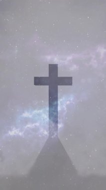 Arka planda mavi gökyüzüne doğru hareket eden ışıldayan bir ışık noktasının üzerindeki haçın dijital videosu. Dijital bileşik video konsepti