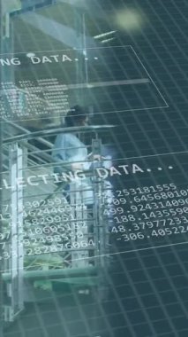 Şebeke ve ofis geçmişi üzerinden finansal veri işleme animasyonu. Küresel iş, finans, hesaplama ve veri işleme kavramı dijital olarak oluşturulmuş video.