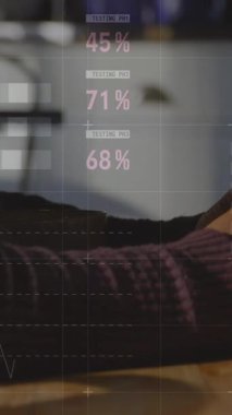 Akıllı telefon kullanarak insan eliyle grafiklerin animasyonu. Ekonomi, finans, iletişim ve teknoloji konsepti dijital olarak oluşturulmuş video.