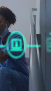 Akıllı telefon kullanan Afro-Amerikan kadın doktor üzerine medya simgelerinin canlandırılması. Küresel iş ve dijital arayüz kavramı dijital olarak oluşturulmuş video.