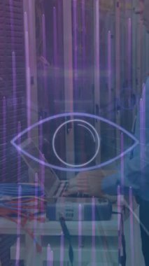 Işık animasyonu, beyaz adamın sunucuları kontrol etmesi. Ağ, bağlantılar, veri işleme ve teknoloji konsepti dijital olarak oluşturulmuş video.