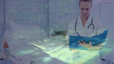 Sağlık uzmanı hastane yatağının üzerinde holografik ızgarayı etkinleştiriyor, hasta kayıtlarını not ediyor. Tıbbi, teknoloji, fütüristik, analitik, sağlık, dijital, yenilik