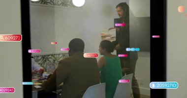 Pazarlama ekibi sunucuyu izliyor. Sayısal AR örtülü sayfaları elinde tutuyor. Yaratıcı, işbirliği, markalaşma, sunum, yenilik, dijital, kuruluş