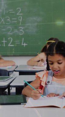 Matematiksel denklemlerin okul çocukları üzerinde dizüstü bilgisayar kullanılarak canlandırılması. Eğitim bilimi öğrenme ve bilgi konsepti dijital olarak oluşturulmuş video.