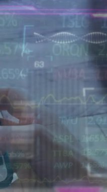 Akıllı telefon kullanarak iş adamının finansal veri işleme animasyonu. Küresel iş başarısı dijital arayüz teknolojisi ve dijital olarak oluşturulan ağ konsepti.