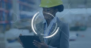 Depo mühendisi panoya HUD kaplaması olarak yazıyor. Görünüyor, dönüyor ve denetliyor. Sanayi, izleme, arayüz, yenilik, yönetim, güvenlik, teknoloji