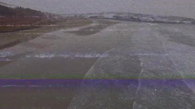 Rüzgârla dalgalar kıyıya vuruyor, yükseliyor ve çekiliyor, statik titreşimli havuzlar ortaya çıkıyor. Deniz manzarası, doğa, huzur, minimalist, açık hava, çevre, sükunet