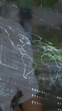 Açık havada akıllı telefondan konuşan bir adamın veri işleme arayüzünün animasyonu. Bilgisayar arayüzü ve iş ağı teknolojisi kavramı