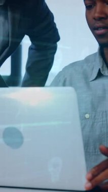 Ofiste dizüstü bilgisayarda çalışan iki adamın iş veri analizi animasyonu. takım çalışması, işbirliği, teknoloji, şirket, toplantı, dijital