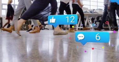 Çalışanlar ofise girerken parlak zeminde yürürken animasyon simgeleri artan bağlılıkları gösteriyor. Şirket, takım çalışması, işbirliği, modern, profesyonel, üretkenlik, iş