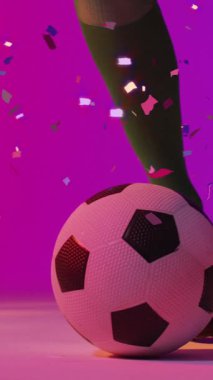 Konfeti üzerine erkek futbolcunun animasyonu. Küresel spor ve dijital arayüz kavramı dijital olarak oluşturulmuş video.