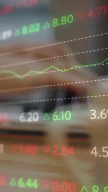 Ticaret panosu animasyonu, kahve fincanı, kafede dizüstü bilgisayarda çalışan beyaz kadının kırpılmış elleri. Dijital bileşik, çoklu pozlama, iş, içecek, borsa ve teknoloji kavramı.